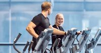 Trainierende im Fitnessstudio