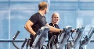 Trainierende im Fitnessstudio