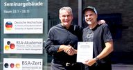 Daniel Unger erhält MBA-Urkunde