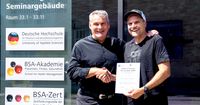 Daniel Unger erhält MBA-Urkunde