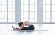 Yoga-Übung: Sitzende Vorwärtsbeuge