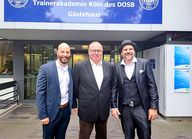 Der Vertreter der DHfPG Marlon Kreis mit Prof. Dr. Lutz Nordmann, Direktor der Trainerakademie Köln, und Triathlon-Weltmeister Daniel Unger