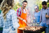 Fleisch grillen, Bier trinken