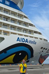 Paul Triller vor der AIDA stella