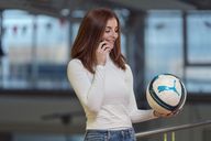 Frau mit Fußball in der Hand